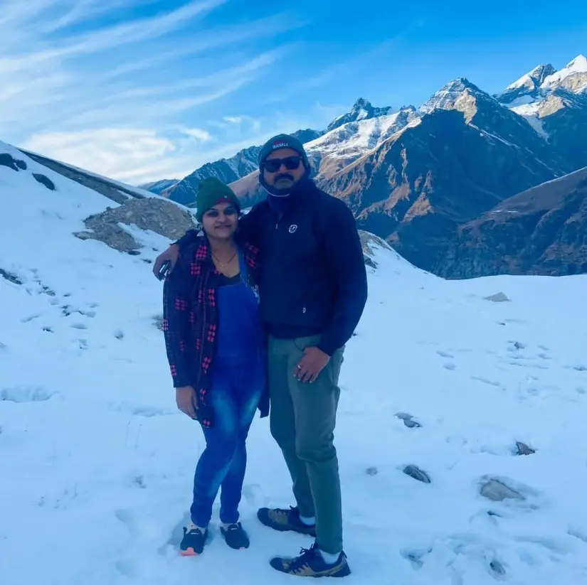 Happy travelers on Manali tour from Delhi